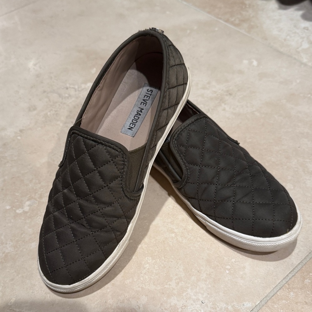 Steve Madden ECENTRCQ Olive Green Quilted Slip on Sneaker size 6